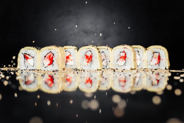 Rouleau de sushi fait de Nori, Riz mariné, Philadelphie, Fromage, Massa Caviar, Crevettes
