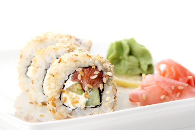 Un rouleau de sushi frais et savoureux