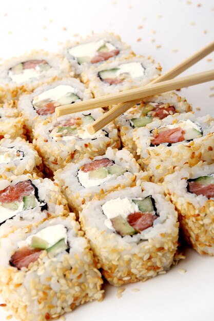 Un rouleau de sushi frais et savoureux