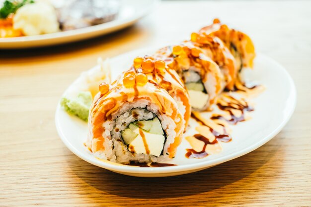 Rouleau de sushi de saumon