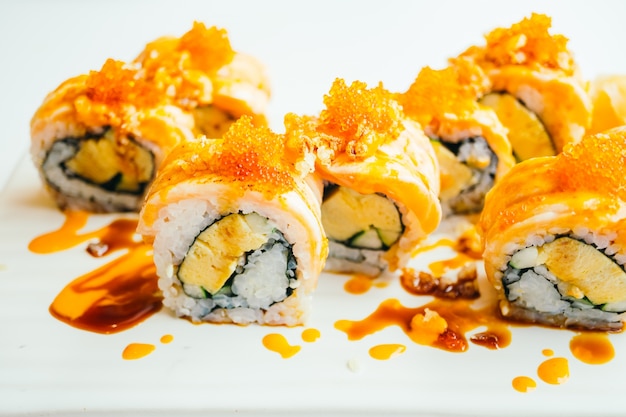 Rouleau de sushi de saumon