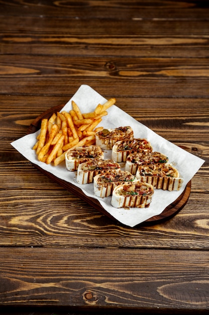 Photo gratuite rouleau de viande en tranches dans du pain pita et des frites