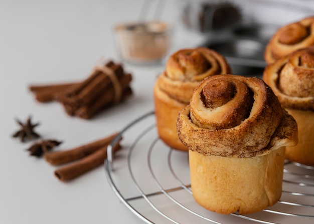 Photo gratuite rouleaux et bâtons de cannelle à angle élevé