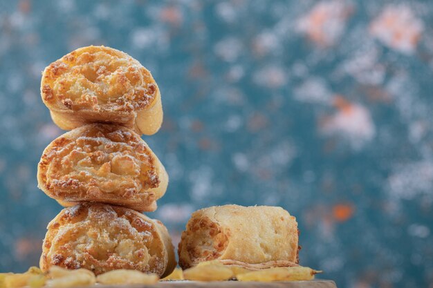 Rouleaux de biscuits frits aux raisins secs et farces sucrées.