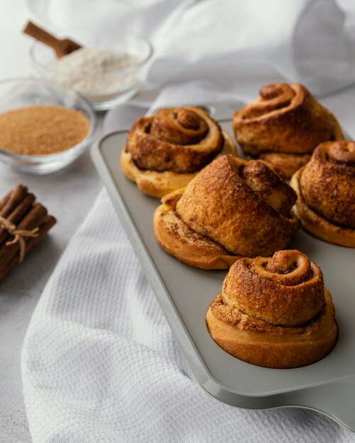 Rouleaux de cannelle à angle élevé sur le plateau