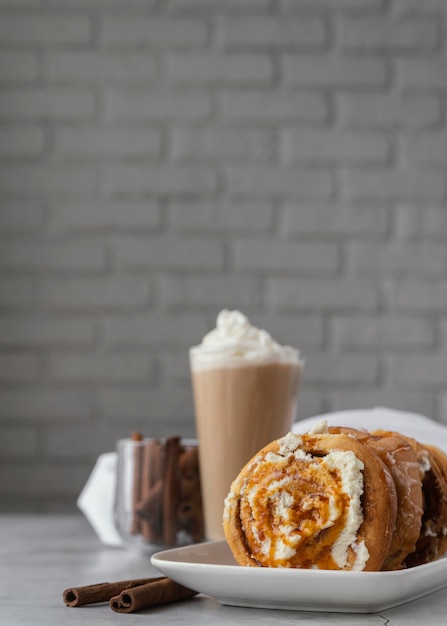 Rouleaux à la cannelle et arrangement de boissons