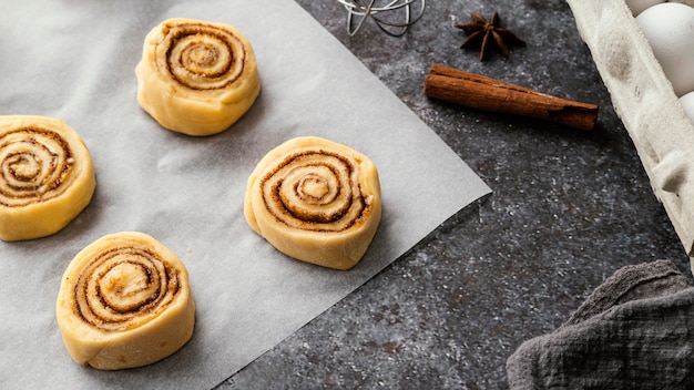 Rouleaux à la cannelle prêts à cuire à angle élevé