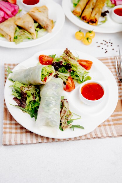 Rouleaux de chou aux légumes sur la table