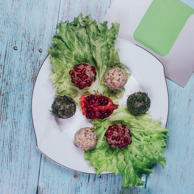 Rouleaux de fromage avec des herbes, des épices et de la grenade. Vue de dessus.