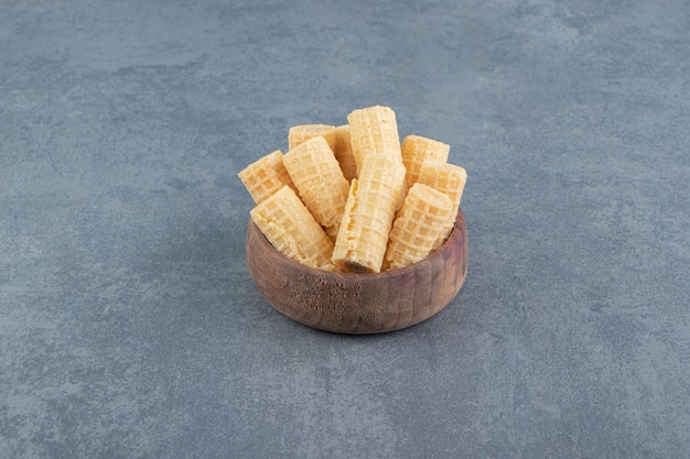 Rouleaux de gaufres savoureux dans un bol en bois.