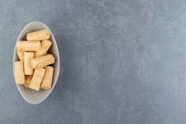 Rouleaux de gaufres savoureux dans un bol en céramique.