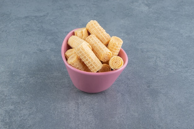 Rouleaux de gaufres savoureux dans un bol rose.