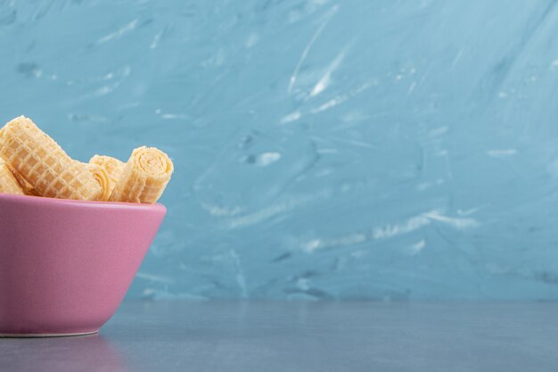 Rouleaux de gaufres savoureux dans un bol rose.