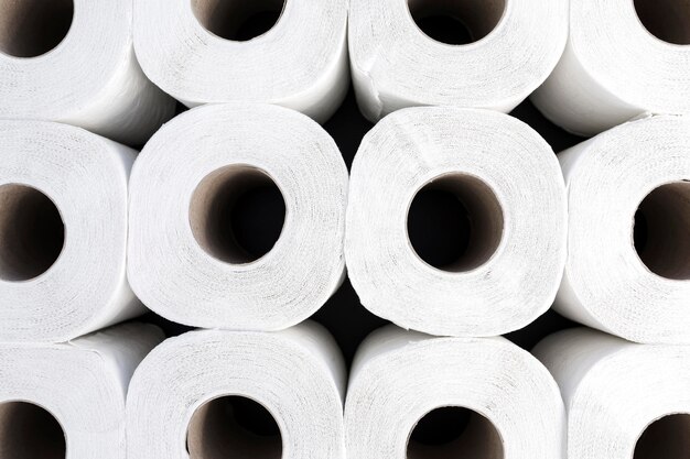 Rouleaux de papier toilette en gros plan alignés