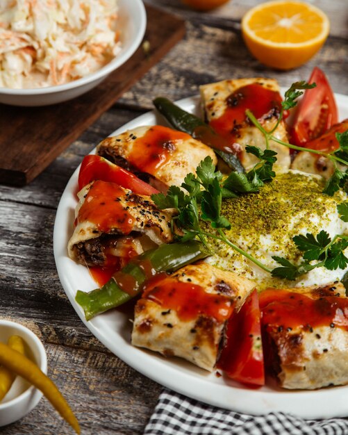 Rouleaux de pâte à tarte à la sauce tomate avec piments verts chauds, herbes et sauce à la crème.