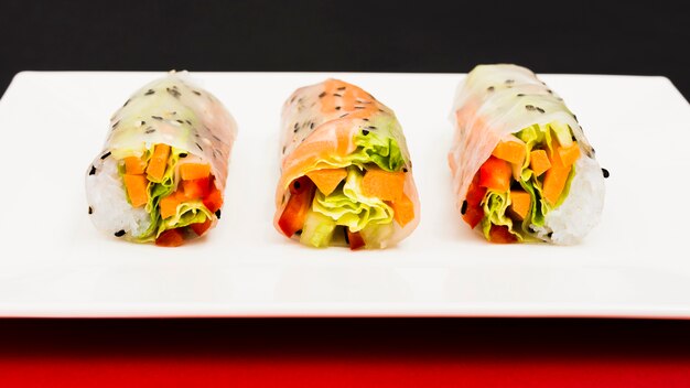 Rouleaux de riz au printemps végétalien avec des légumes sur une assiette