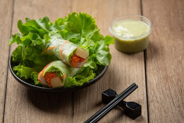 Rouleaux de salade de légumes frais imitation goberge