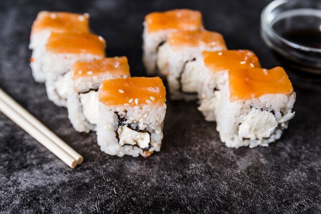 Rouleaux de sushi arrangés avec sauce