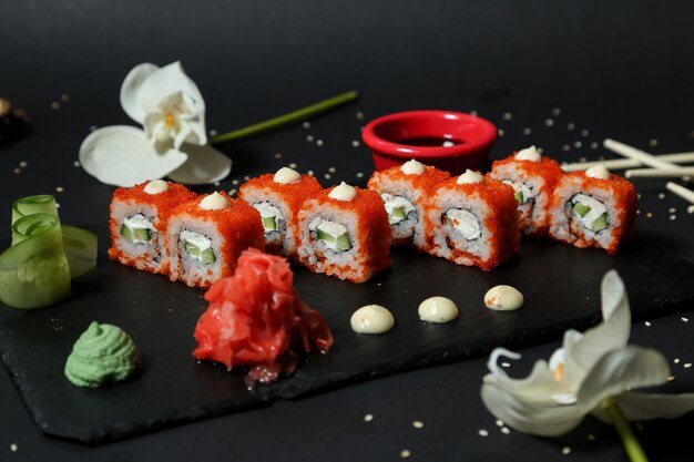 Rouleaux de sushi au concombre, fromage à la crème, wasabi et gingembre