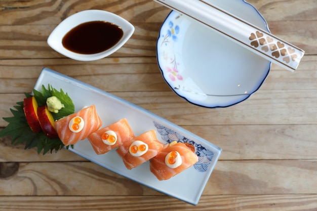 Rouleaux de sushi au saumon sur le dessus, cuisine japonaise sur la vue de dessus