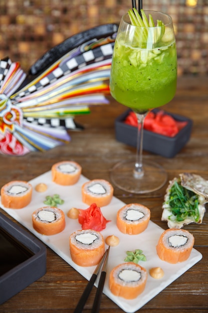 Photo gratuite rouleaux de sushi au saumon servis avec du wasabi et du gingembre