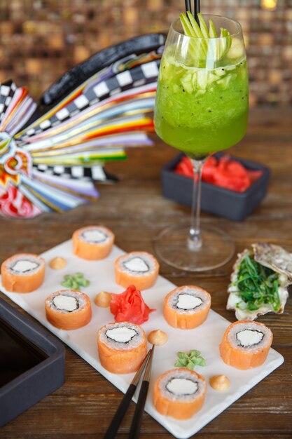 Rouleaux de sushi au saumon servis avec du wasabi et du gingembre