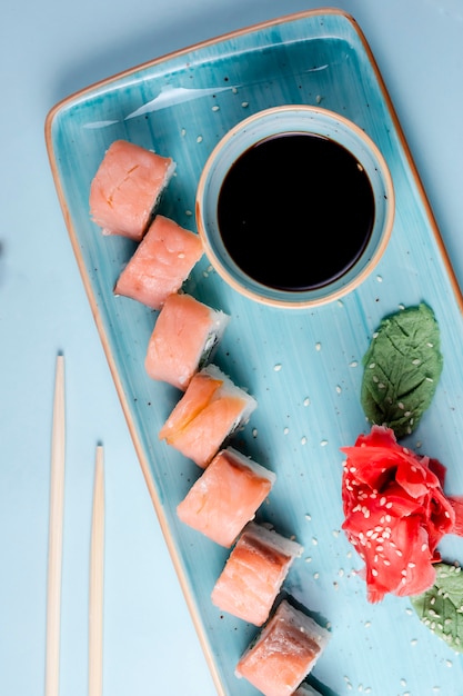 Rouleaux de sushi au saumon en set classique