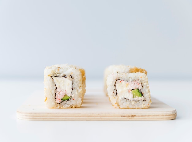 Photo gratuite rouleaux de sushi aux graines de sésame