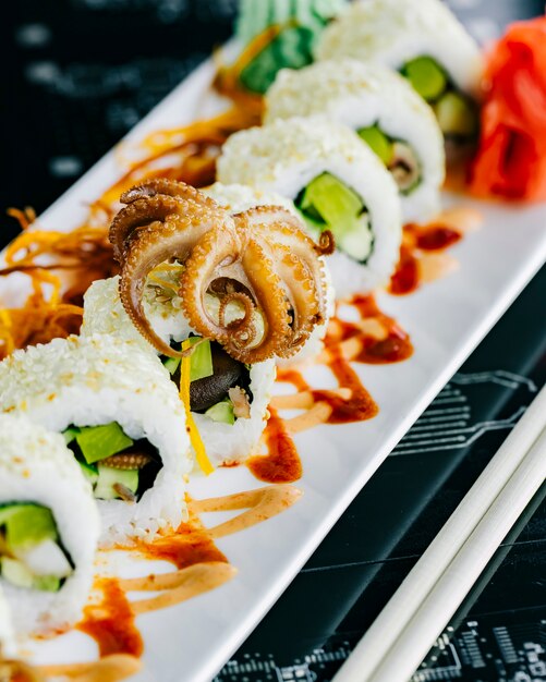 Rouleaux de sushi avec bébé poulpe avocat garni de sésame