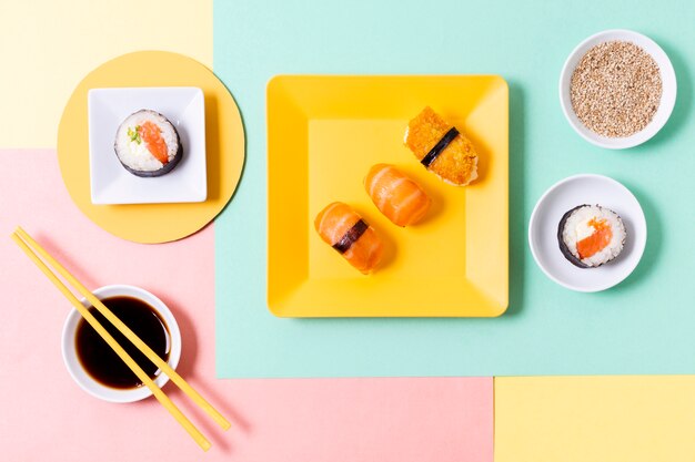 Rouleaux de sushi frais sur plaque