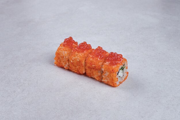 Rouleaux de sushi frais traditionnels sur fond blanc.