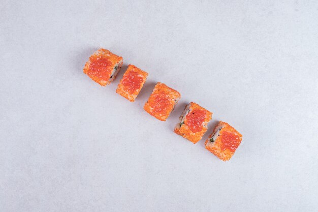 Rouleaux de sushi frais traditionnels sur fond blanc.