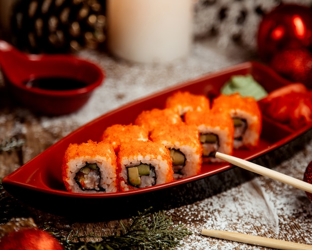 Photo gratuite rouleaux de sushi garnis de caviar