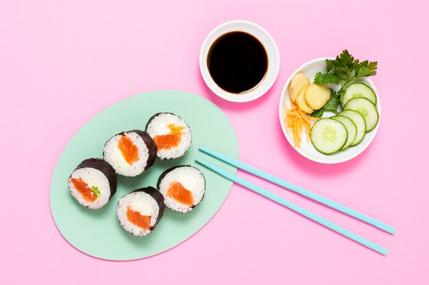 Rouleaux de sushi sur plaque avec souce de soja