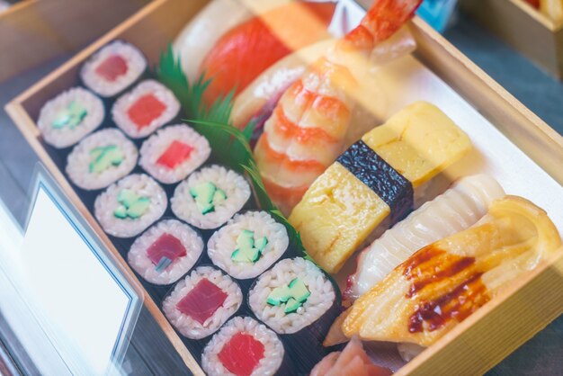 rouleaux de sushi en plastique dans une vitrine