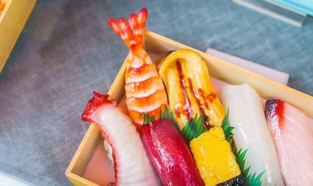 rouleaux de sushi en plastique dans une vitrine