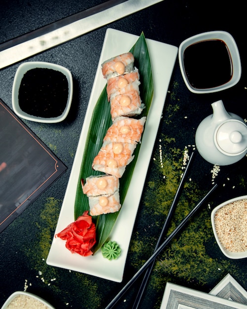 Photo gratuite rouleaux de sushi et sauce soja