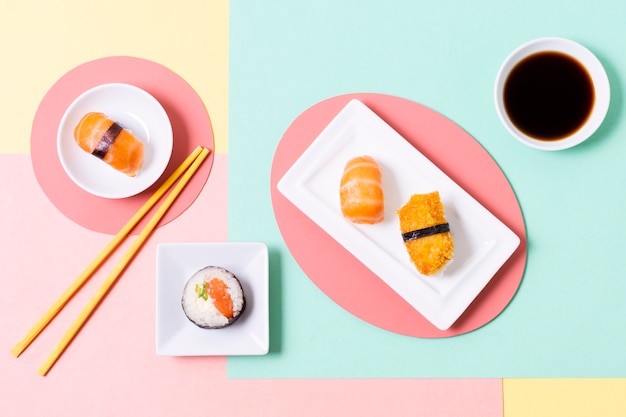 Photo gratuite rouleaux de sushi servis avec du soja