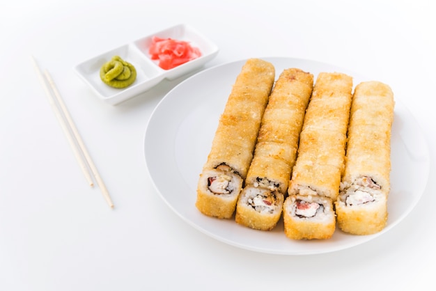 Rouleaux de sushi tirés en angle avec wasabi