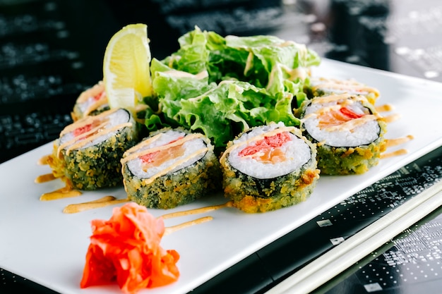 Photo gratuite rouleaux de sushis chauds au saumon et au gingembre garnis de mayonnaise épicée