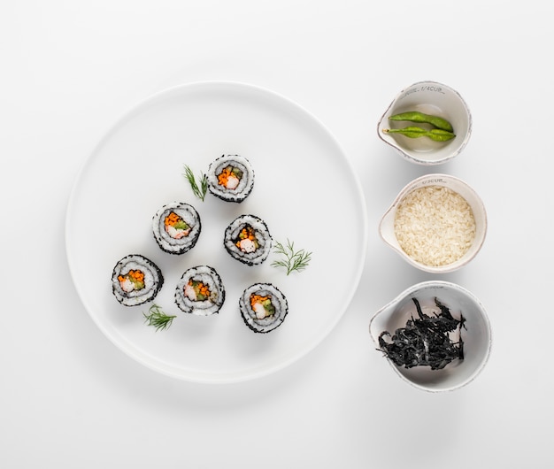 Rouleaux de sushis plats avec haricots edamame