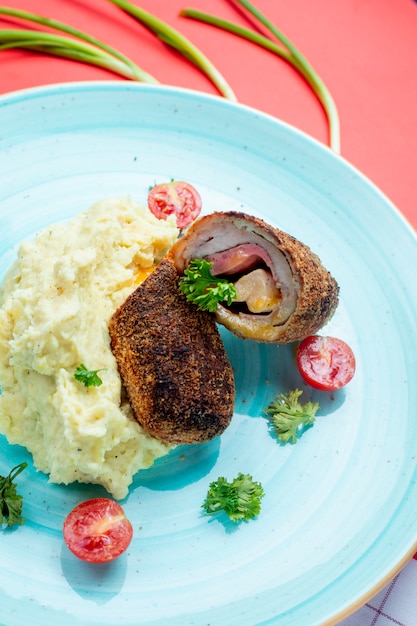 Rouleaux de viande avec purée de pommes de terre