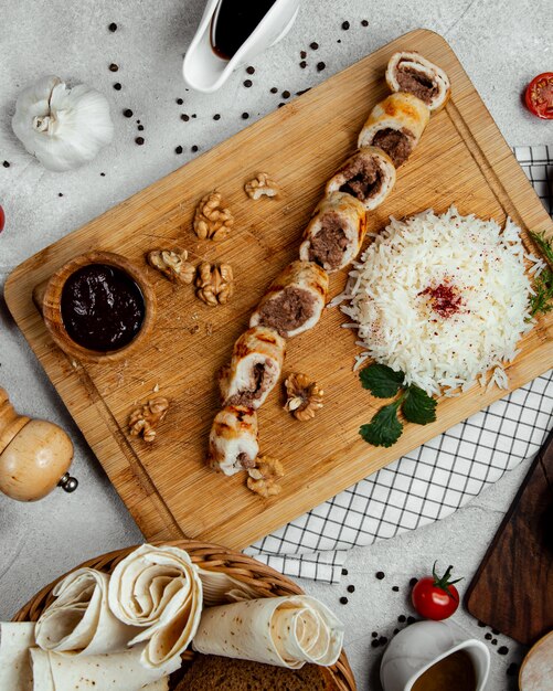 rouleaux de viande servis avec du riz