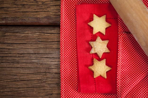 Rouler avec des biscuits en forme d&#39;étoile sur une table en bois