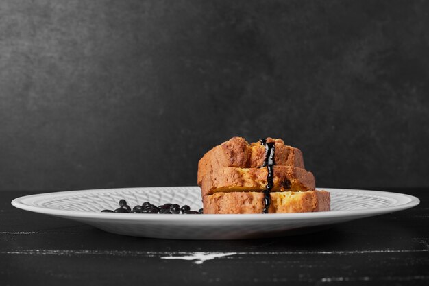 Rouler les tranches de gâteau dans une assiette blanche.