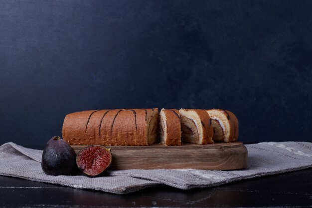 Rouler les tranches de gâteau sur une planche de bois.