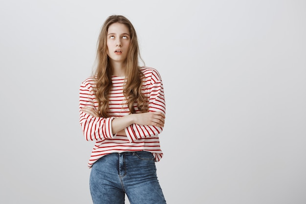 Photo gratuite rouler les yeux d'une adolescente agacée et soupirer dérangé