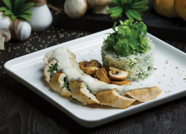 Roulés de poulet aux herbes et sauce à la crème.