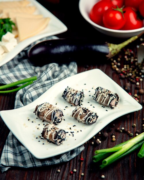 Roulettes d'aubergines avec mayonnaise sur la table