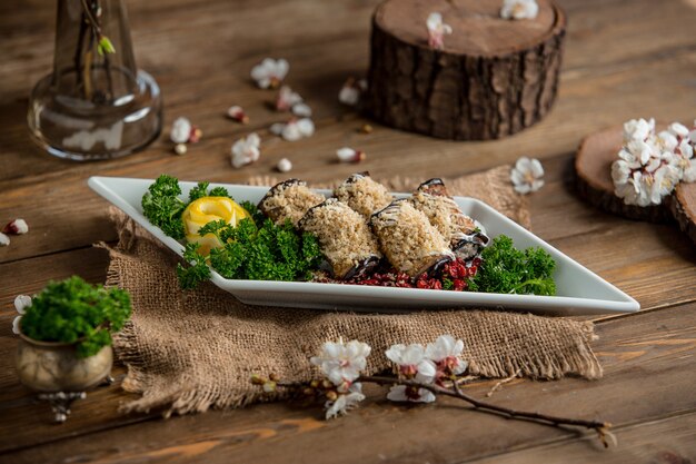 roulettes d'aubergines sur la table